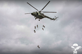 Военнослужащие 38 одшбр выполнили беспарашютное десантирование