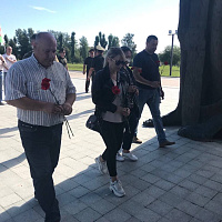 Цветы у мемориала 