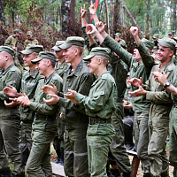 С песней служить веселее