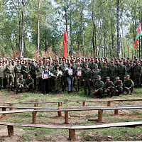 С песней служить веселее