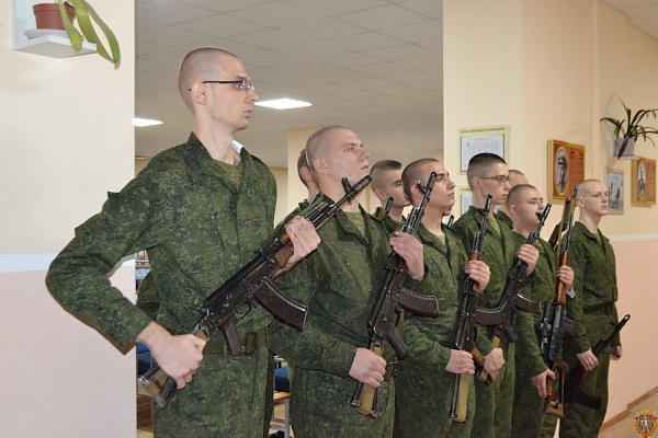 Гвардейцам вручили боевое оружие