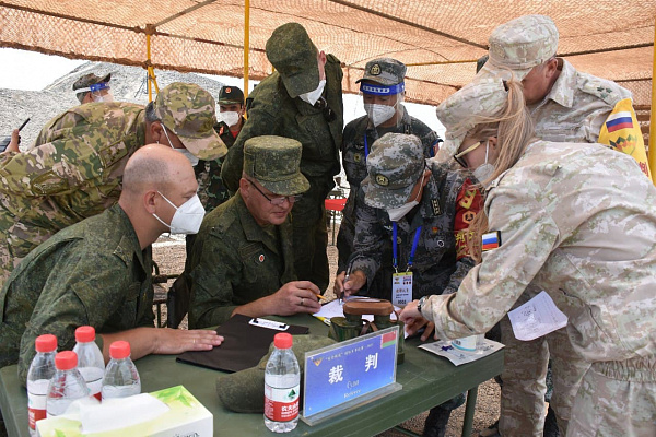 Белорусские военнослужащие РХБЗ в тройке метких
