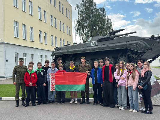 Гвардейцы 120 омбр провели экскурсию для юношей и девушек воспитательно-оздоровительного лагеря «Патриот»