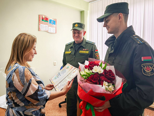 Военнослужащие Вооружённых Сил поздравили учителей с профессиональным праздником