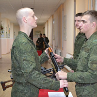 Гвардейцам вручили боевое оружие