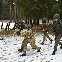 Военнослужащие одной из воинских частей ВВС и войск ПВО устроили детям праздник