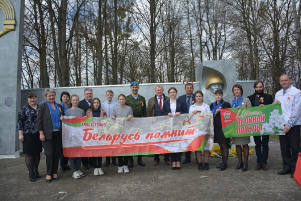 Участники творческого патриотического марафона «Цветы Великой Победы» посетили агрогородок Хотыничи