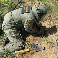 Военнослужащие сводного отряда инженерных войск заканчивают работы по сплошной очистке территории в Слуцком районе