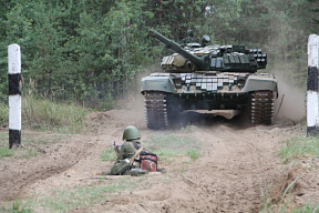 Первокурсники Военной академии прошли обкатку танками, отказников не было