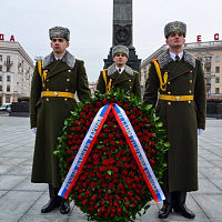 Торжественная церемония возложения цветов к монументу Победы
