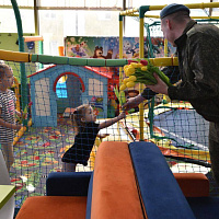 Брестские десантники поздравили горожанок с Днем женщин