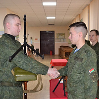 Гвардейцам вручили боевое оружие