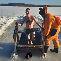 Традиционно белорусские военнослужащие приняли участие в крещенских купаниях в проруби