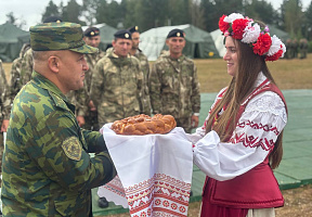 Торжественная встреча участников учения на полигоне Лепельский