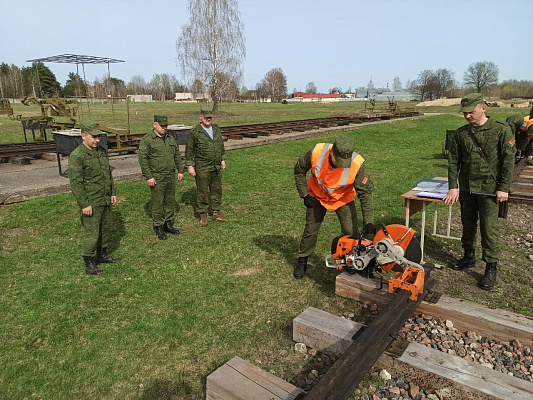 Занятие с курсантами военно-транспортного факультета в БелГУТ