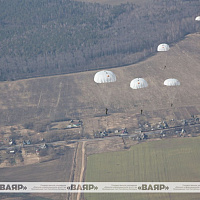 Военнослужащие 5-й отдельной бригады специального назначения совершили прыжки с парашютом