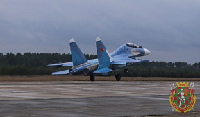 Белорусские военные летчики совершили первые полеты на истребителях Су-30 СМ