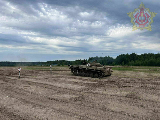 Курсанты Военной академии сдали экзамен по вождению боевых машин