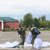 В Витебске в эти минуты широко празднуют День десантников и сил специальных операций