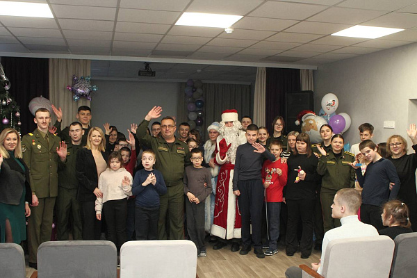Представители военно-медицинского института в БГМУ поздравили детей с наступающими праздниками 