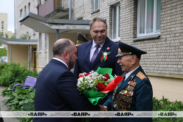 В Гродненском гарнизоне поздравили участника Великой Отечественной войны с наступающим Днём Победы