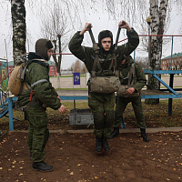 Новое пополнение 103 овдбр отрабатывает элементы воздушно-десантной подготовки