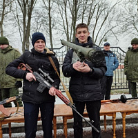Гвардейцы подарили праздник