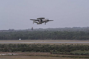 Northrop Grumman поставила Японии первый самолет ДРЛОиУ E-2D «Эдвансд Хокай»