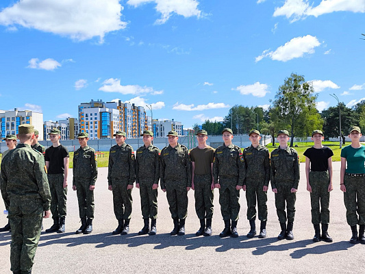 В 6 омбр продолжает работу военно-патриотический лагерь 