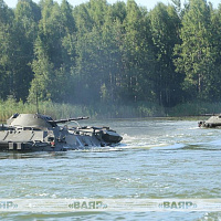 Форсирование водной преграды в рамках совместной антитеррористической тренировки Беларуси и Китая «Атакующий сокол»
