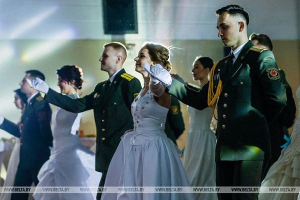 В Брестском академическом театре драмы прошел офицерский бал