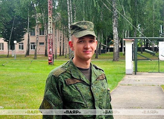 Надел офицерские погоны по примеру дедушки