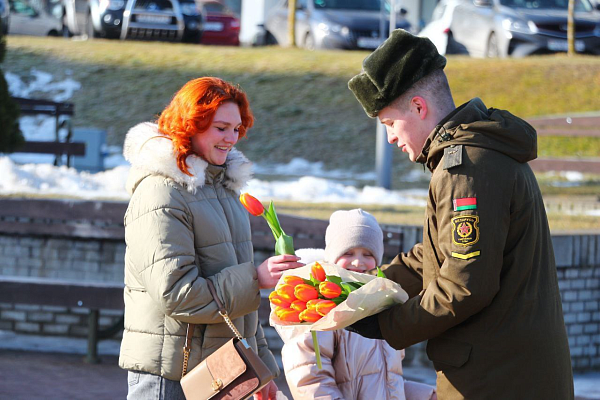 Военнослужащие 11 омбр поздравляют жительниц Слонима с наступающим женским праздником