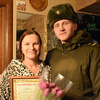 Белорусские военнослужащие поздравляют с наступающим Днём женщин