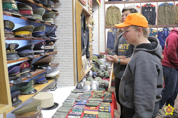 Слонимские гвардейцы принимают юных гостей