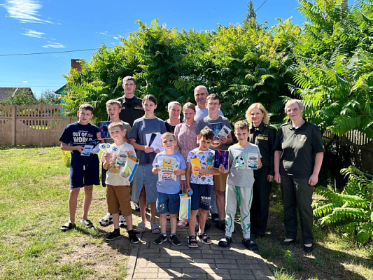  Военнослужащие Минской военной комендатуры вручили подарки школьникам многодетной семьи