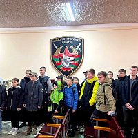 Воспитанники военно-патриотического клуба «Черный лис» побывали в гостях у  военных кинологов 