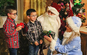 Военнослужащие 1-го радиотехнического центра поздравили семью Шарипкиных с наступающими праздниками