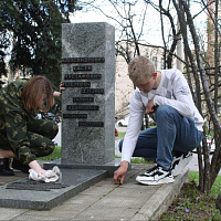 Навели порядок на территории памятника