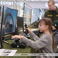 Белорусские военные принимают участие в празднике в столичном торговом центре «Першы нацыянальны гандлёвы дом»