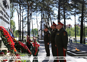 Возложили цветы к мемориальному комплексу «Масюковщина»