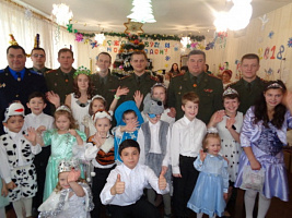 Уже пятнадцать лет военнослужащие Брестского гарнизона являются желанными гостями ребятишек на новогодних утренниках