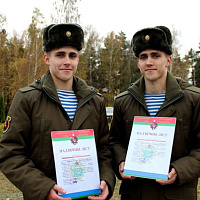 В соединениях и воинских частях военнослужащих торжественно провожают в запас