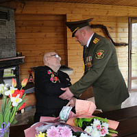 Гвардейцы поздравили ветеранов