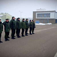 Военнослужащим нового пополнения вручили боевое оружие