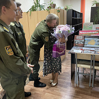 Военнослужащие 60 опс поздравили библиотекаря полка с Днём библиотек