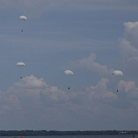 Витебские десантники совершили прыжки с парашютом на воду