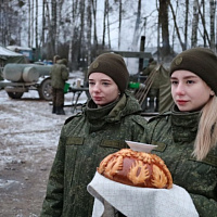 Белорусские военнослужащие встретили хлебом-солью коллег из России 