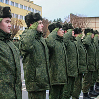 Новобранцы учатся основам военного дела