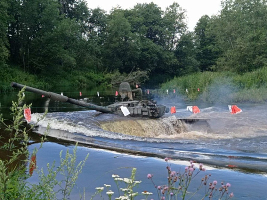 На полигоне «Лепельский» прошли занятия по вождению боевых машин 